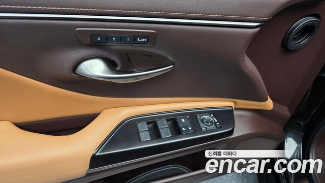 Lexus ES 2020 — photo 28