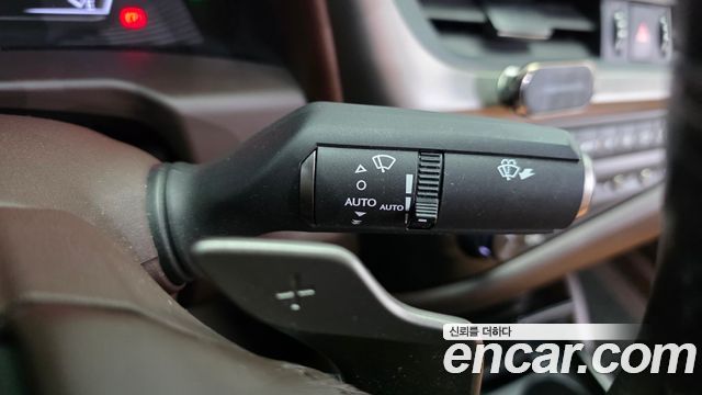 Lexus ES 2020 — photo 31