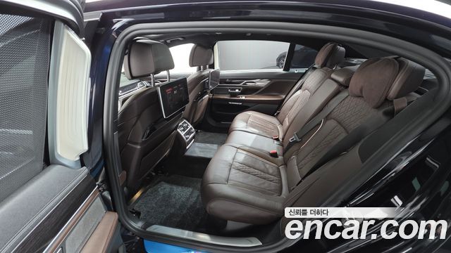 BMW 7-Series 2018 — photo 16