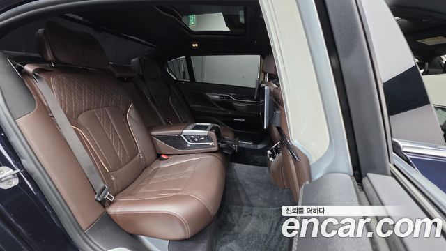 BMW 7-Series 2018 — photo 18