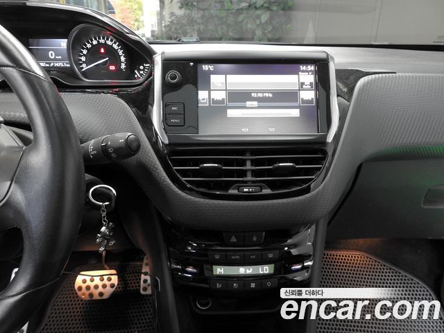 Peugeot 2008 2017 — photo 16