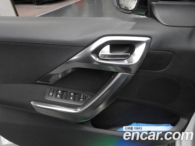Peugeot 2008 2017 — photo 18