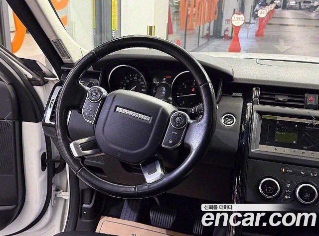 Land Rover Discovery 2018 — photo 9