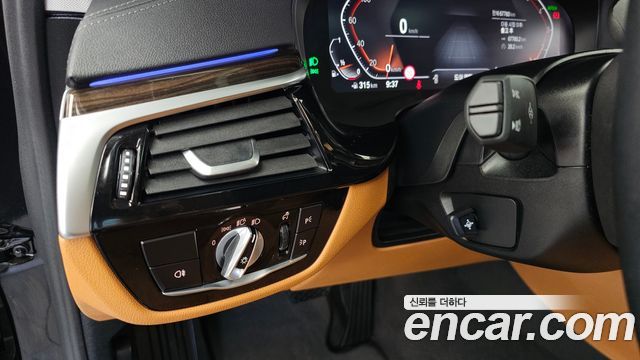 BMW 5-Series 2021 — photo 33