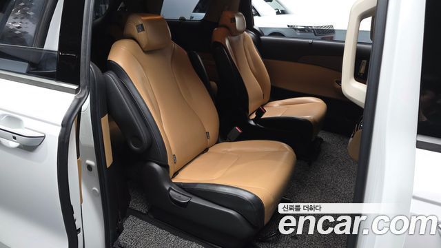 Kia Canival 2021 — photo 17