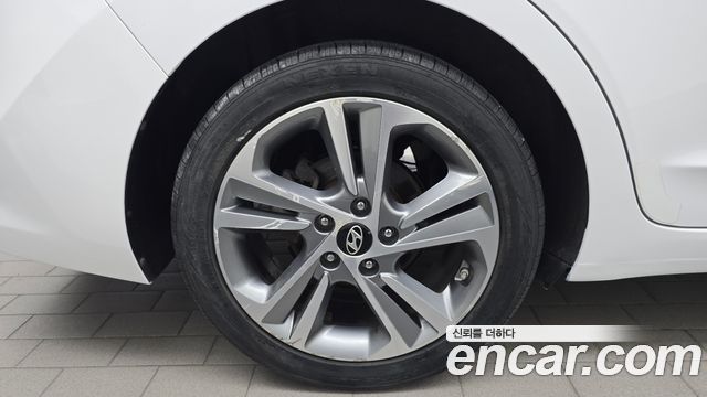Hyundai AVANTE 2017 — photo 5
