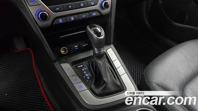 Hyundai AVANTE 2017 — photo 12