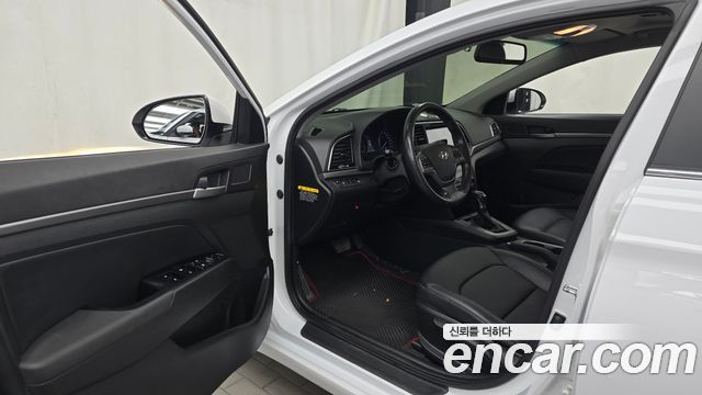 Hyundai AVANTE 2017 — photo 13