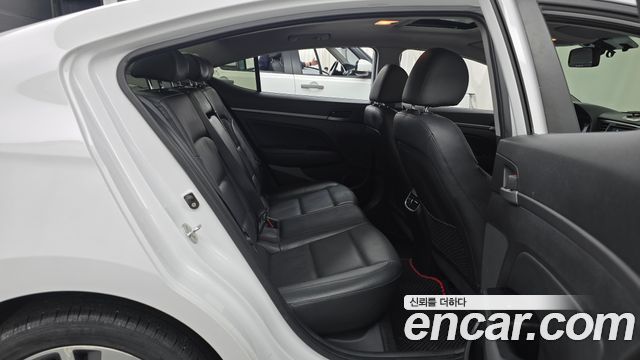 Hyundai AVANTE 2017 — photo 17