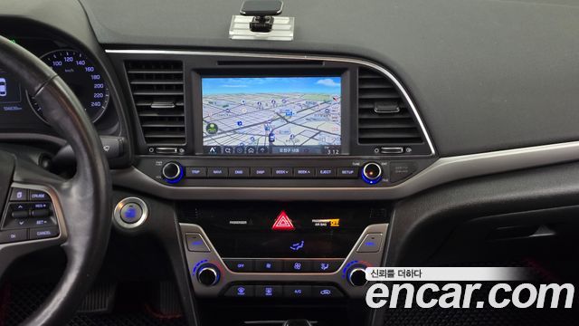Hyundai AVANTE 2017 — photo 19