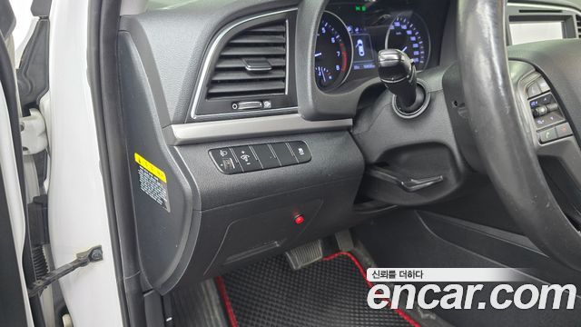 Hyundai AVANTE 2017 — photo 21