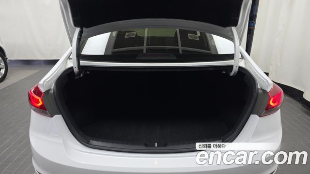 Hyundai AVANTE 2017 — photo 25