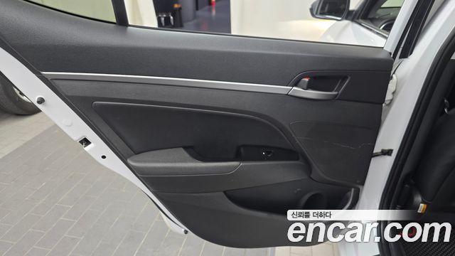 Hyundai AVANTE 2017 — photo 15