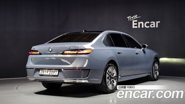 BMW 7-Series 2023 — photo 2