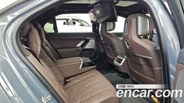 BMW 7-Series 2023 — photo 18