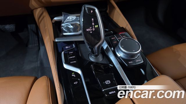 BMW 5-Series 2022 — photo 12
