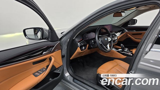 BMW 5-Series 2022 — photo 13