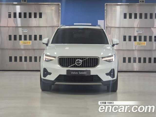 Volvo XC40 2025 — photo 2