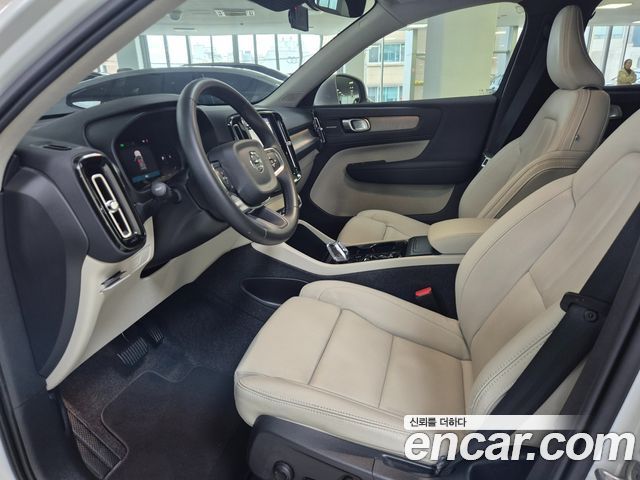 Volvo XC40 2025 — photo 8