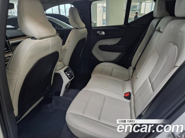 Volvo XC40 2025 — photo 9