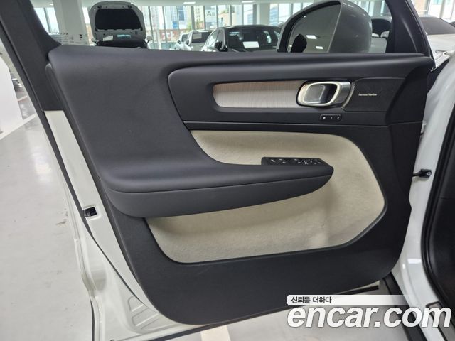 Volvo XC40 2025 — photo 11