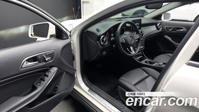 Mercedes-Benz GLA-Class 2018 — photo 10
