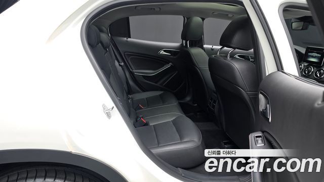 Mercedes-Benz GLA-Class 2018 — photo 11