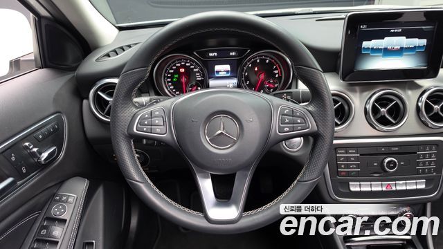 Mercedes-Benz GLA-Class 2018 — photo 12