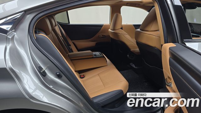 Lexus ES 2023 — photo 17