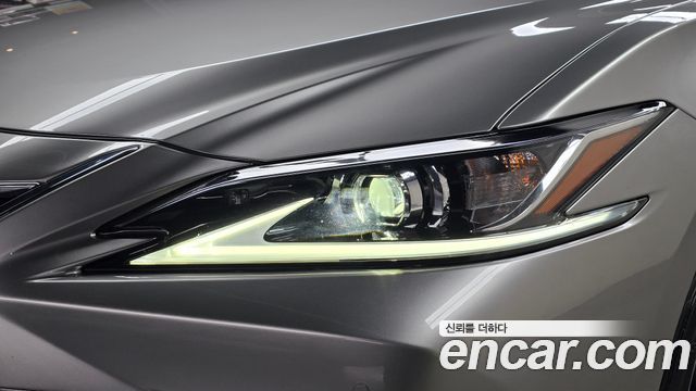 Lexus ES 2023 — photo 8