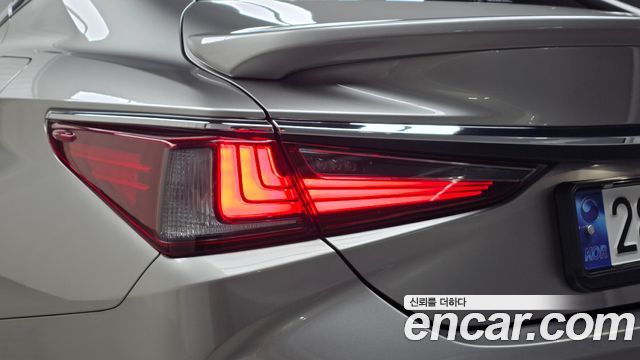 Lexus ES 2023 — photo 9