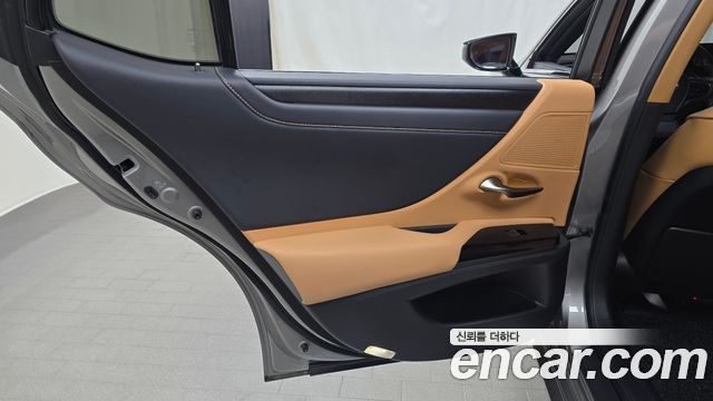 Lexus ES 2023 — photo 15