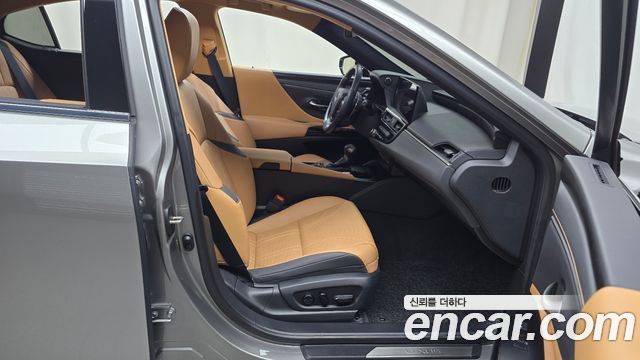 Lexus ES 2023 — photo 16