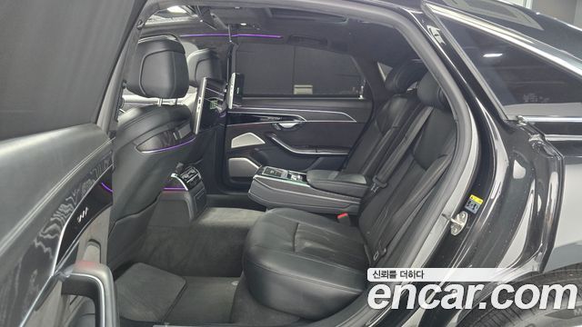 Audi A8 2021 — photo 12