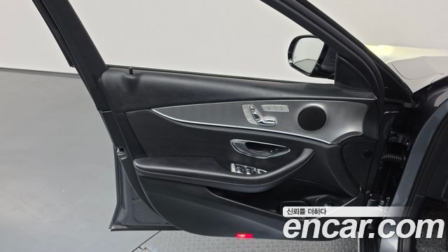 Mercedes-Benz E-Class 2018 — photo 14
