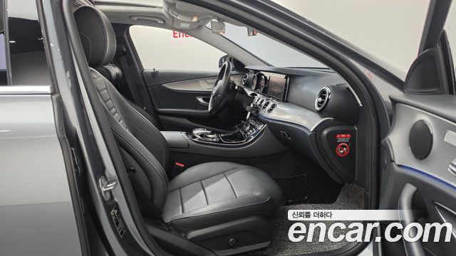 Mercedes-Benz E-Class 2018 — photo 16
