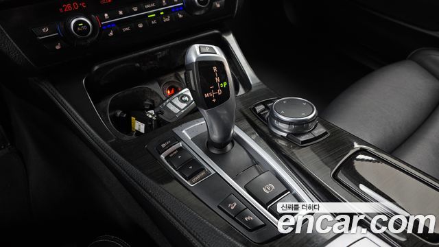 BMW 5-Series 2016 — photo 9