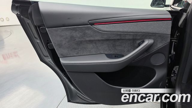 Tesla Model Y 2026 — photo 15