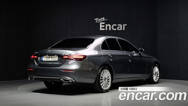 Mercedes-Benz E-Class 2022 — photo 2