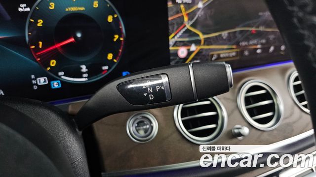 Mercedes-Benz E-Class 2022 — photo 12