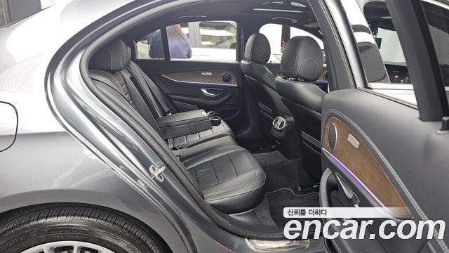 Mercedes-Benz E-Class 2022 — photo 18