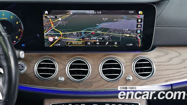 Mercedes-Benz E-Class 2022 — photo 20