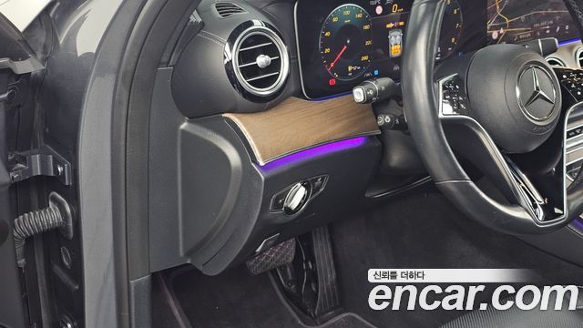Mercedes-Benz E-Class 2022 — photo 24