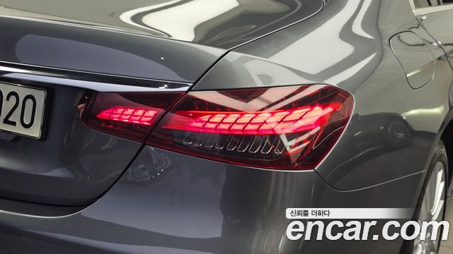 Mercedes-Benz E-Class 2022 — photo 9