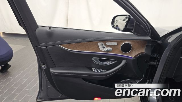 Mercedes-Benz E-Class 2022 — photo 14