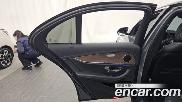 Mercedes-Benz E-Class 2022 — photo 15