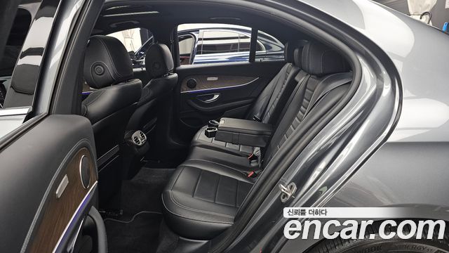 Mercedes-Benz E-Class 2022 — photo 16