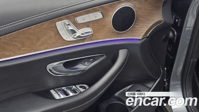 Mercedes-Benz E-Class 2022 — photo 28