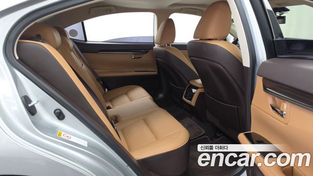 Lexus ES 2017 — photo 12