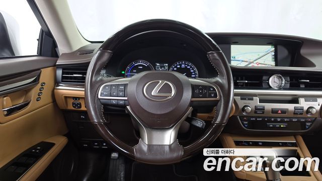 Lexus ES 2017 — photo 13